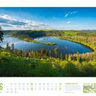 06 2027. Hohenwarte-Stausee-Weg. Juni zeigt einen sonnigen See, umgeben von grünen Hügeln und Bäumen, mit bildhaft blauem Himmel.