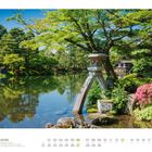 06 Japan, Kenrokuen Garten, Kanazawa, Präfektur Ishikawa. Ein ruhiger Gartenteich mit Laterne, umgeben von üppigem Grün.