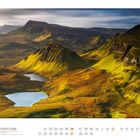 06, SCHOTTLAND. Quiraing auf der Isle of Skye. Hügellandschaft mit leuchtendem Grün und zwei kleinen Seen.