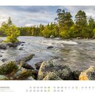 06. NORWEGEN. Fluss Glåta im Engerdal. Fluss fließt über Felsen, umgeben von Bäumen, unter bewölktem Himmel.