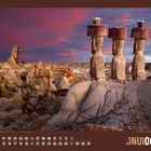 JUNI 06. Kalender mit Steinskulpturen vor einer zerklüfteten Landschaft und farbigem Himmel.