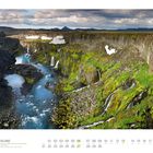 06 Island, Schlucht Sigöldugljúfur im Hochland. Blick auf eine grüne Schlucht mit Wasserfällen und blauem Fluss.