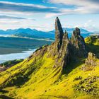 Kalender mit Juni-Daten. Text: „Old Man of Storr auf der Isle of Skye in Schottland“. Grüne Hügel, markante Felsen.