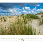 06, Dünen auf der Insel Baltrum, Niedersachsen, Deutschland. Sandige Dünen mit Gras und bewölktem Himmel im Hintergrund.