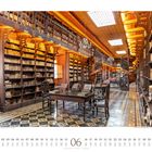 Kalenderseite Juni, alte Bibliothek mit Bücherregalen, Holztischen und Wendeltreppen.