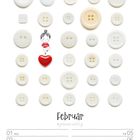 Text: Februar, 01 MO, 02 DI, 03 MI, 04 DO, 05 FR, 06 SA, 07 SO. Illustration: Kind in Rot, rote Knopf-Herzform darunter, umgeben von Knöpfen.