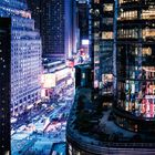 Kalender für Juni mit New York City bei Nacht, beleuchtete Gebäude und Straßen voller Lichter und Verkehr.