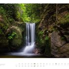 06, Eisenbacher Wasserfall im Seltenbachtal. Ein kleiner Wasserfall inmitten von grünem Moos und Felsen.