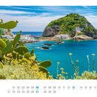 "06, Bucchtt von Sant’Angelo auf der Insel Ischia – Kampanien. Ein grüner Hügel umgeben von blauem Meer und Häusern."