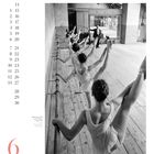 Kalenderdaten 1–30. Schwarz-weiße Fotografie: Ein Lehrer unterrichtet Tänzerinnen beim Ballet an der Stange.