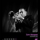 "Lee Morgan" von Jean-Pierre Leloir, zeigt einen Mann mit Trompete. Unten befindet sich ein Kalender für einen Monat mit hervorgehobenen Sonntagen.
