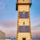 Kalenderseite mit Datum Juni und Bild eines markanten Leuchtturms. Himmel im Hintergrund leicht bewölkt.
