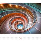 Eine spiralförmige Treppe mit kunstvollen Geländern und einem zentralen Säulenabschlusspunkt. Unten steht "06" und Kalendarium.