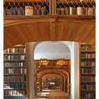 05 FEBRUAR: Eine historische Bibliothek mit Holzregalen voller Bücher und einem Gang in der Mitte.