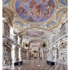 05 FEBRUAR unten. Prunkvolle Bibliothek mit vielen Büchern und einer Deckenmalerei, leuchtende Farben und opulente Details.