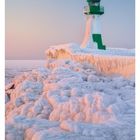 05 FEBRUAR. Mo: 01, Di: 02, Mi: 03, Do: 04, Fr: 05, Sa: 06, So: 07. Vereister Leuchtturm auf einem felsigen Küstenabschnitt.