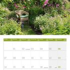 Kalender für Juni 2027 mit Wochentagen und Feiertagen. Üppiger Garten mit Rosen und einem Korbsessel.