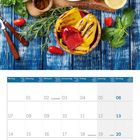 06 2027. Montag bis Sonntag mit Daten. Traditionelle griechische Meze auf blauem Holztisch.