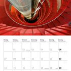 Kalender für Juni 2027, Woche beginnt mit Montag. Oben spiralförmige rote Treppe umgibt einen Glasaufzug.