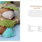"Eichelnanhänger aus Filz" mit DIY-Anleitung. Links weiche Eicheln aus Filz in Blau, Braun und Grün mit Blättern.