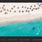 Illustration von einem Strand mit bunten Sonnenschirmen und türkisfarbenem Wasser. Unten ist die Monatszahl 6.