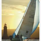 6 2027 oben, Kalendarium unten. Segelboot vor einem Leuchtturm bei Sonnenuntergang.