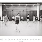 "21.6. Sommeranfang. Balletttänzerinnen üben in einem hellen Raum mit Holzverkleidung und Spiegeln."