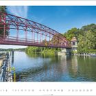 Text: "Sechserbrücke, Tegel | Reinickendorf". Eine rote Brücke überquert einen Fluss mit Fahrrädern am linken Ufer.