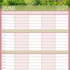 JUNI 2027 Kalender. Eine Gartenlandschaft mit Sonnenschirm, Tisch und Stühlen; viele bunte Blumen und Bäume.