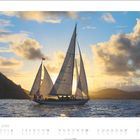 Kalender für Juni mit Segelboot im Sonnenuntergang. Segel und Wolken sind zu sehen, Wasser und Berge im Hintergrund.