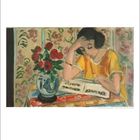 6 und 13. Illustration einer Frau in gelbem Kleid, die nachdenklich an einem Tisch mit Blumenarrangement sitzt.