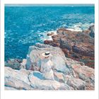 Ein Gemälde: Eine Person in weißer Kleidung sitzt auf Felsen am Meer, unter tiefblauem Himmel und ruhigen Wellen.