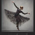 Juni | June. Kalender mit einer Tänzerin. Sie trägt ein Kleid mit Blumenmuster und posiert auf Zehenspitzen.