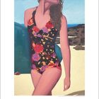 Text: "6, 1 2 3 4 5 6 7 8 9 10 11 12 13 14 15 16 17 18 19 20 21 22 23 24 25 26 27 28 29 30."

Illustration einer Frau im Badeanzug mit Blumenmuster am Strand. Sie hält ein Surfbrett.