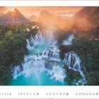 Zahlenreihe von 1 bis 30, unten links steht die Zahl 6. Wasserfälle mit türkisfarbenem Wasser und Bergen bei Sonnenuntergang.