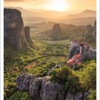 Kalenderblatt mit Monatsübersicht Juni und dem Text: "21.6. Sommeranfang" darunter. Fotografie von Felsenlandschaft bei Sonnenuntergang.