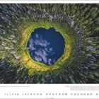 Text: "Sky Hole", "Wildlife Photographer of the Year 2019". Ein See mit reflektierendem Himmel, umgeben von dichtem Wald.