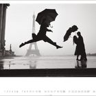 „FRANCE Paris 1989“ beschreibt eine lebendige Szene mit springender Person und Regenschirm vor dem Eiffelturm.