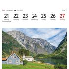 Juni, 25. Woche, 21.–27.6. Sommeranfang am 21. Landschaft mit Haus, Kirche, Bergen und einem Fjord. "Bakka am Nærøyfjord, Vestland".