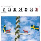 Kalender für Juni, Woche 25, mit Datum von Montag, 21., bis Sonntag, 27. Juni. Bild zeigt geschmückten Midsommermast.