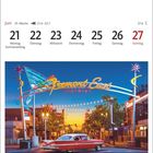 21.6.–22.7., Fremont East District. Kalender: Juni, 21. bis 27. Ein rotes Classic Car in heller Stadtumgebung.