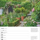"Juni 25. Woche Krebs ♋ 21.6.–22.7. Sommeranfang Montag 21. Ein Garten mit Rosen, Pflanzen, Sitzbank und kleinem Tor im Hintergrund."