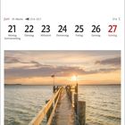 Text: Juni, 21 Montag Sommeranfang, Seebrücke in Utersum auf Föhr. Eine Holzbrücke führt zum Sonnenuntergang über das Meer.