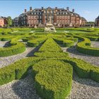 "Französischer Einfluss" beschreibt die Gartenanlage von Schloss Nordkirchen mit 60000 Buchsbaumformen. Kalender zeigt Juni.