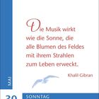 Text: "Die Musik wirkt wie die Sonne, die alle Blumen des Feldes mit ihrem Strahlen zum Leben erweckt." Khalil Gibran. Schrift auf weißem Hintergrund, links blaue Leiste mit "MAI 30" und "SONNTAG". Unten ist eine einfache blaue Möwe.