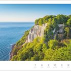 „Juni, 7 Montag, 8 Dienstag... 13 Sonntag“ unten. Kreidefelsen mit grüner Vegetation an der Küste, blaues Meer.