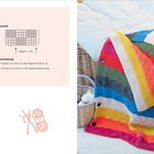 Strickschrift mit Symbolen, daneben bunte gestrickte Decke auf einem Korb. Links Illustration von Stricknadeln und Garn.
