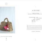 "ANNIE. Natürlich, klassisch & elegant. Schwierigkeitsgrad: Mittel. Größe: Breite 28 cm, Höhe 20 cm, Tiefe 12 cm."  
Links eine naturfarbene, gehäkelte Tasche mit pinkem Anhänger. Rechts Häkelschrift mit Stichen.