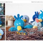 "Blue for You Spatz | Blue for You Henne". 
Gestrickte Vögel in Nestern, ein blauer Spatz, bunte Figuren, ein Huhn.