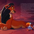 Ein Löwe mit dunkler Mähne liegt, neben ihm ein bunter Vogel. Eine Maus rennt im Hintergrund. Zeichentrickstil.